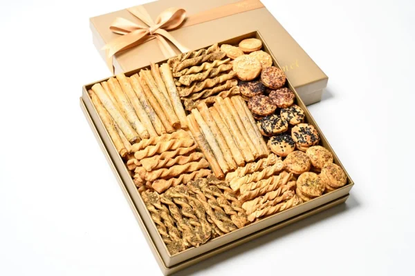 ASSORTED SALTY BISCUITS LUXURY BOX MEDIUM